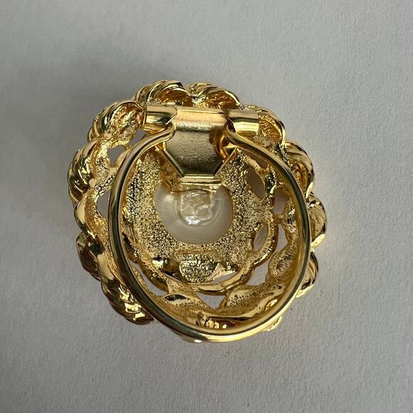 Vintage Domed Faux Pearl Gold Tone Vintage Classic Sophisticated Scarf Clip - Picture 6 of 6